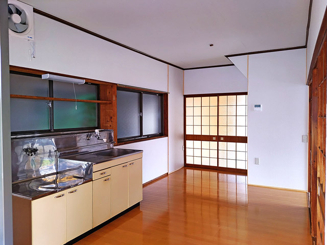 ダイニングキッチンは、床と壁をきれいに張り替え。